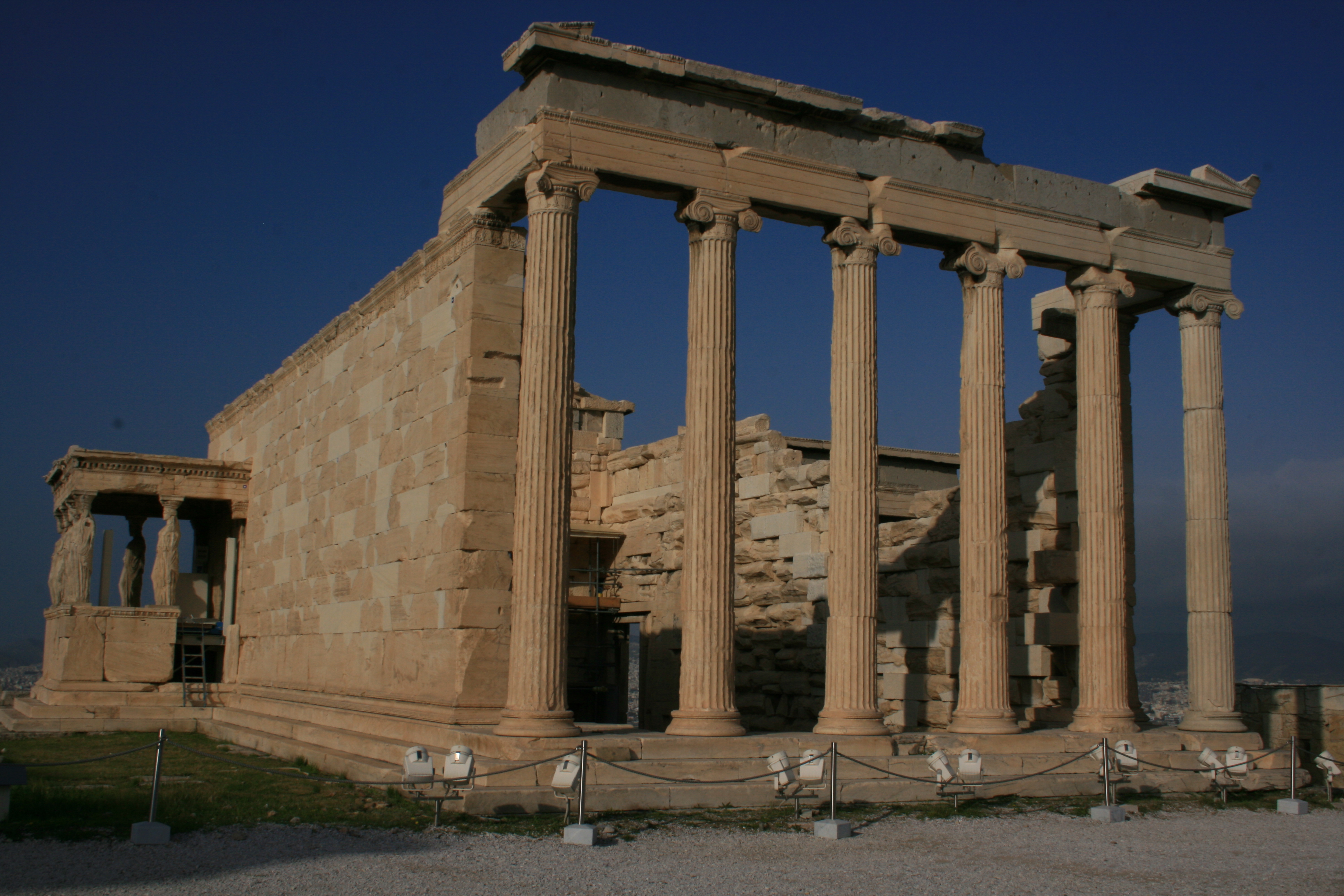 erectheion sur l'acropole d'Athenes Grece